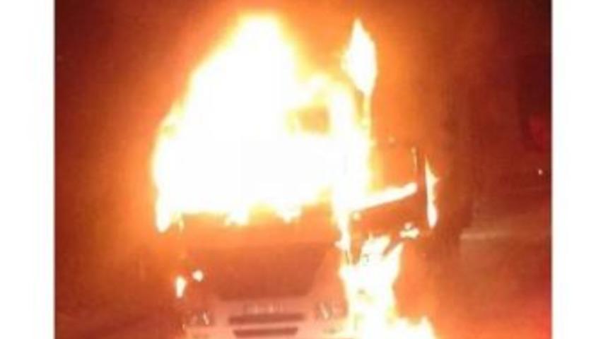 Bitlis&rsquo;te Pkk Yol Kesip Ara&ccedil; Yaktı