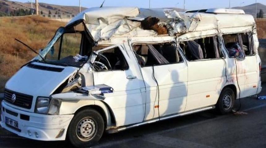 Sivas'ta Nişan Yolunda Kaza: 3 Ölü, 14 Yaralı