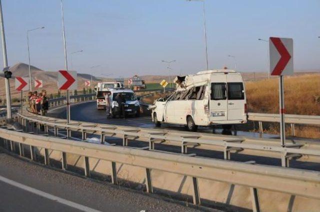 Sivas'ta Nişan Yolunda Kaza: 3 Ölü, 14 Yaralı