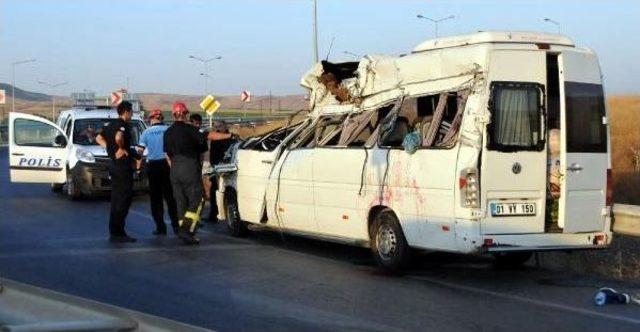 Sivas'ta Nişan Yolunda Kaza: 3 Ölü, 14 Yaralı