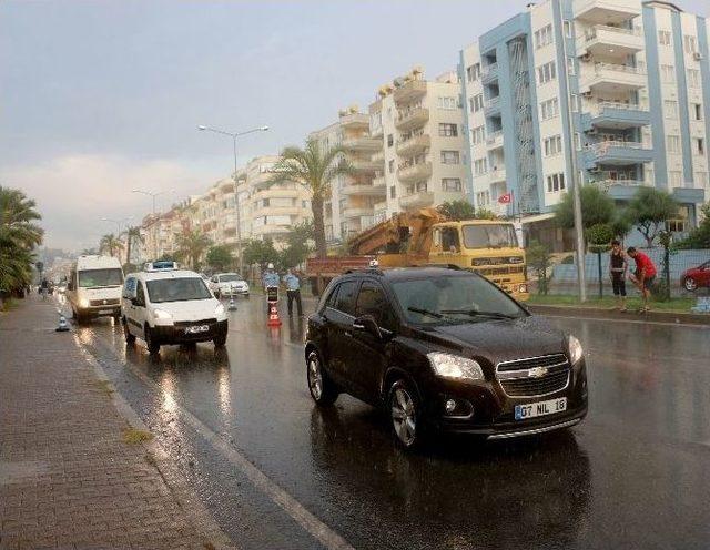 Alanya’da Yarım Saatlik Sağanak Yağış Kazalara Neden Oldu