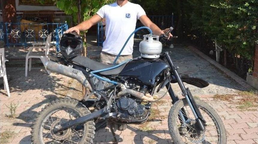 (&ouml;zel Haber) Motosikleti İ&ccedil;in Bulduğu Yakıt &Ccedil;&ouml;z&uuml;m&uuml; G&ouml;renleri Hayrete D&uuml;ş&uuml;r&uuml;yor