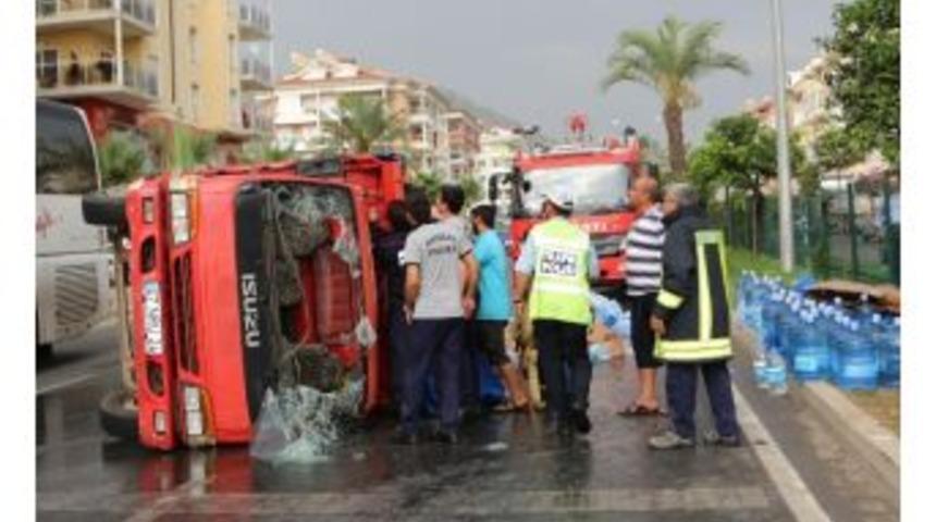 Alanya&rsquo;da Yarım Saatlik Sağanak Yağış Kazalara Neden Oldu