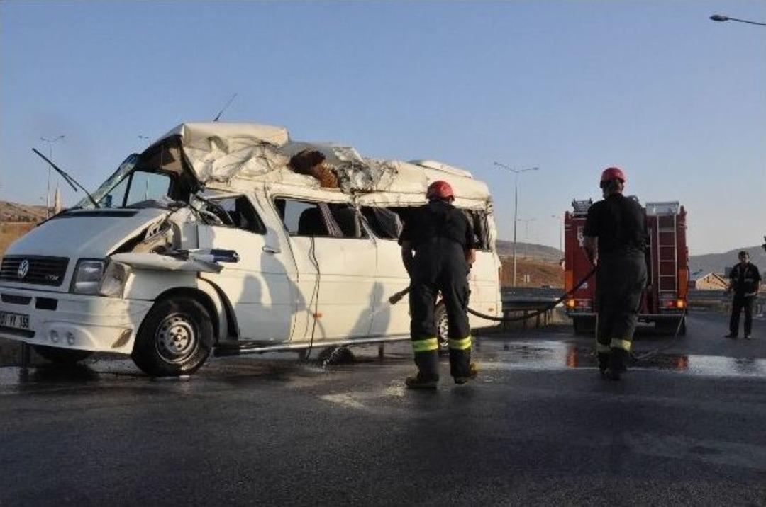 Sivas&rsquo;ta Nişana Giden Aile Kaza Yaptı: 3 &Ouml;l&uuml;, 14 Yaralı