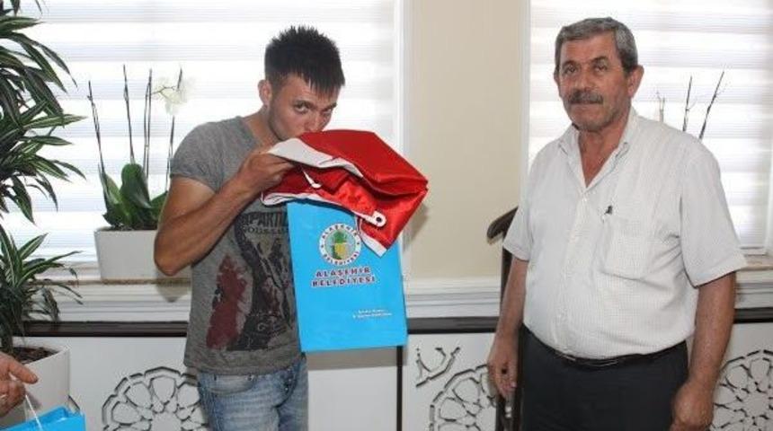 Askere Gidecek Gen&ccedil;lere Kur&rsquo;an Ve Bayrak