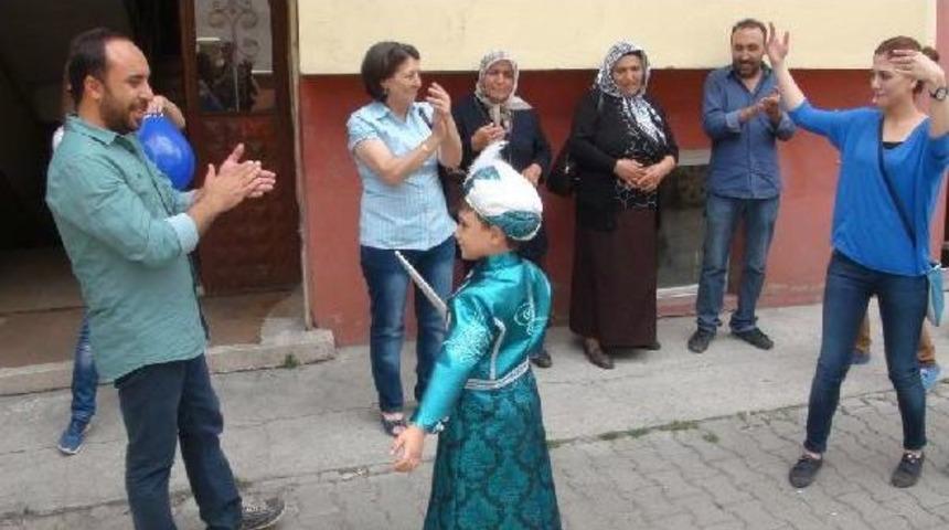 S&uuml;nnet Olurken Telefonda Oyun Oynadı, 'hi&ccedil; Acımadı' Dedi