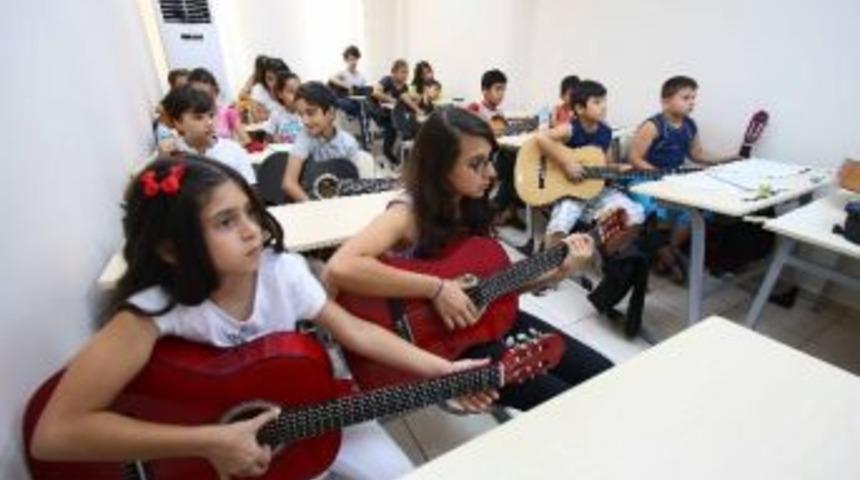 Bayraklı&rsquo;da Gitaristler Ders Başı Yaptı