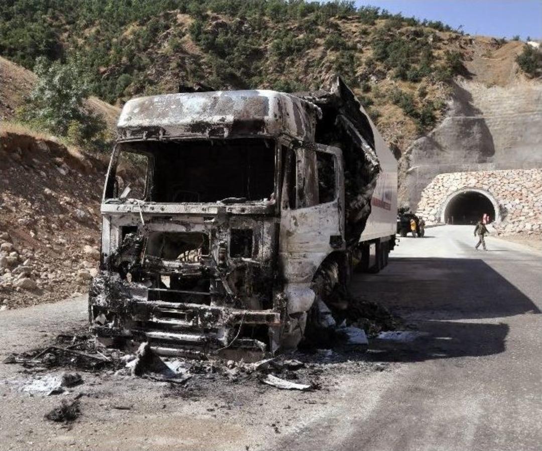 Bitlis&rsquo;te 3 Ara&ccedil; Ateşe Verildi