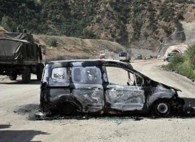 Bitlis’Te Pkk'lıların Yaktığı Araçlar Yoldan Kaldırıldı