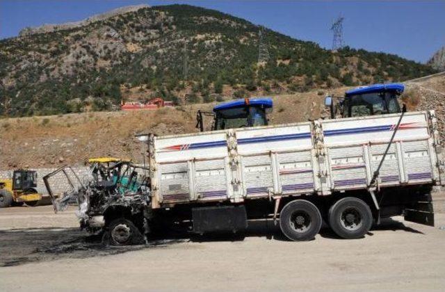 Bitlis’Te Pkk'lıların Yaktığı Araçlar Yoldan Kaldırıldı