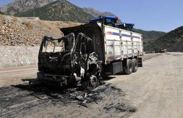 Bitlis’Te Pkk'lıların Yaktığı Araçlar Yoldan Kaldırıldı