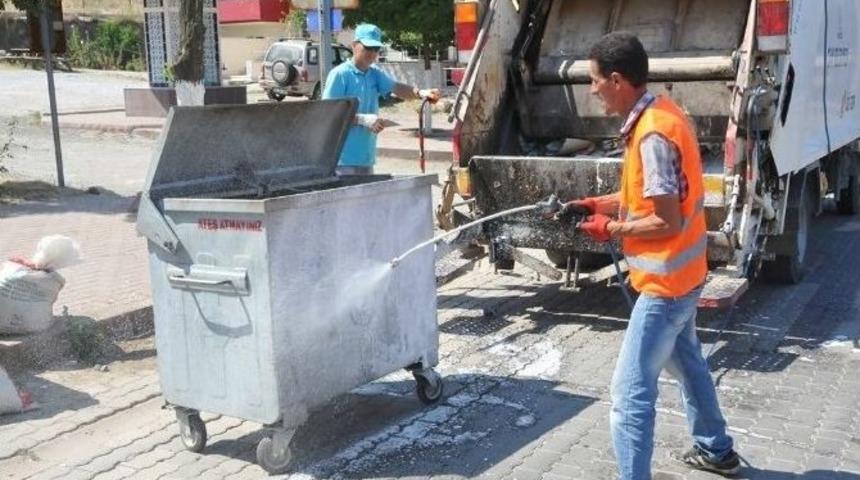 &Ccedil;&ouml;p Konteynırlarına K&ouml;p&uuml;kl&uuml; Dezenfekte