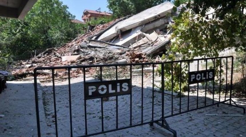 Devrek'teki Heyelanda 3 Bina Ve 1 Okul Yıkıldı