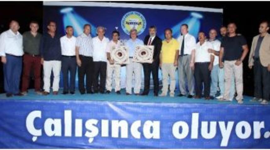 Başkan Karaosmanoğlu Amat&ouml;r Kul&uuml;plerin &Ouml;d&uuml;llerini Dağıttı