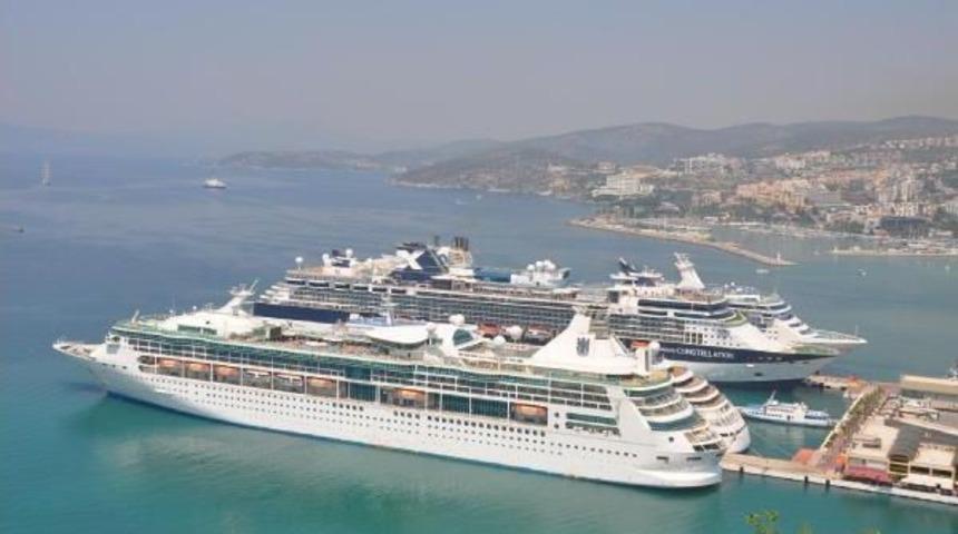 More Than 15 Thousand Tourists In 6 Cruise Boats Flock To Kuşadası