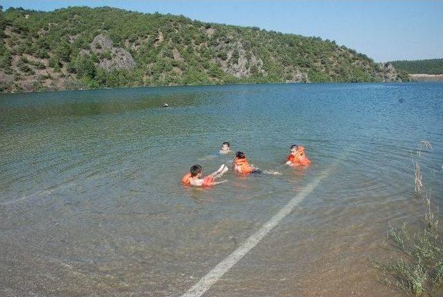 Su Altına Kalan Yolda Yüzdüler