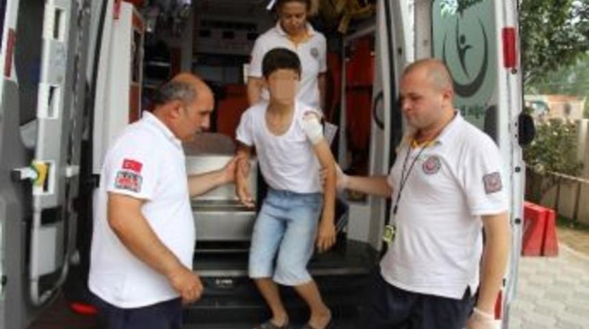 Koluna Korkuluk Demiri Saplanan &Ccedil;ocuk Hastanelik Oldu