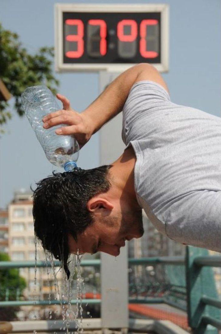 Hot weather. Плохо от жары. Предметы от жары. Человек уставший от жары. Жара страдание.