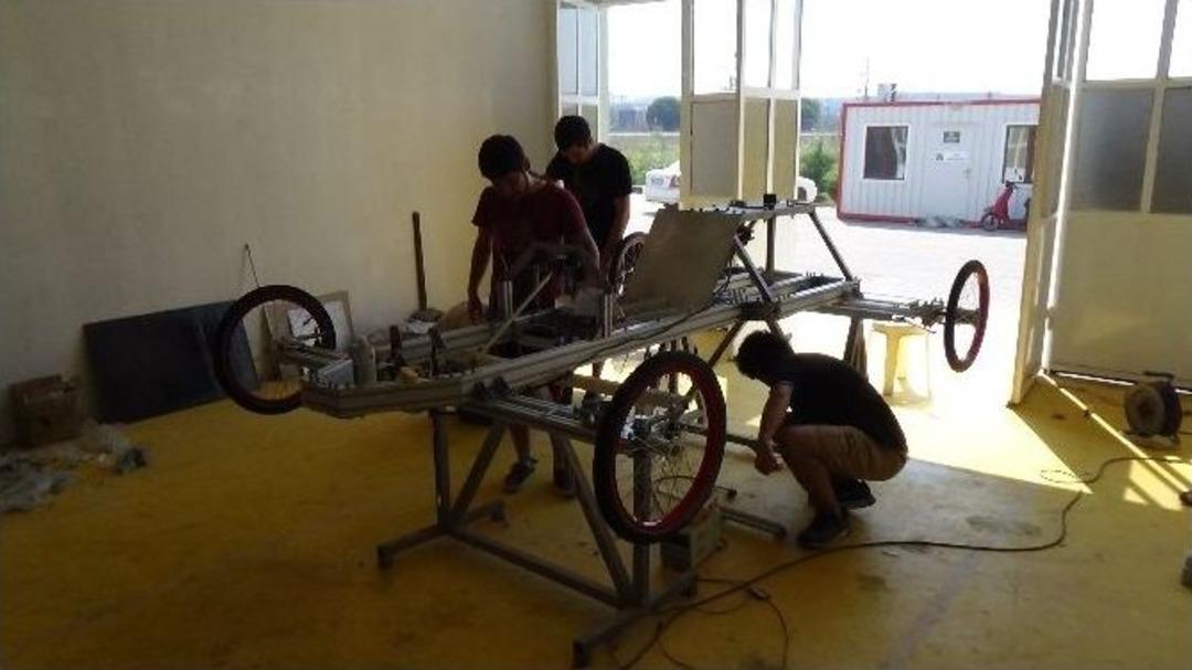 R&uuml;zgarla Yarışan Değil, R&uuml;zgarla &Ccedil;alışan Araba &Uuml;retiyorlar