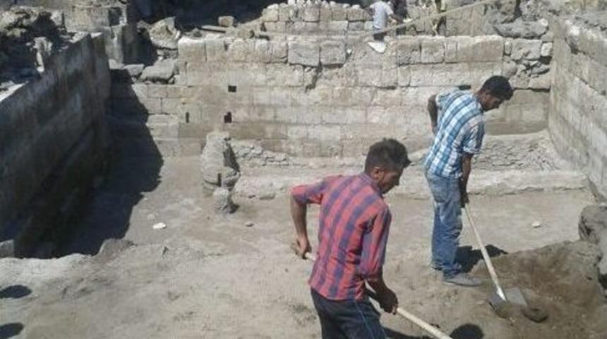 Anı&rsquo;da Kazı &Ccedil;alışmaları Devam Ediyor