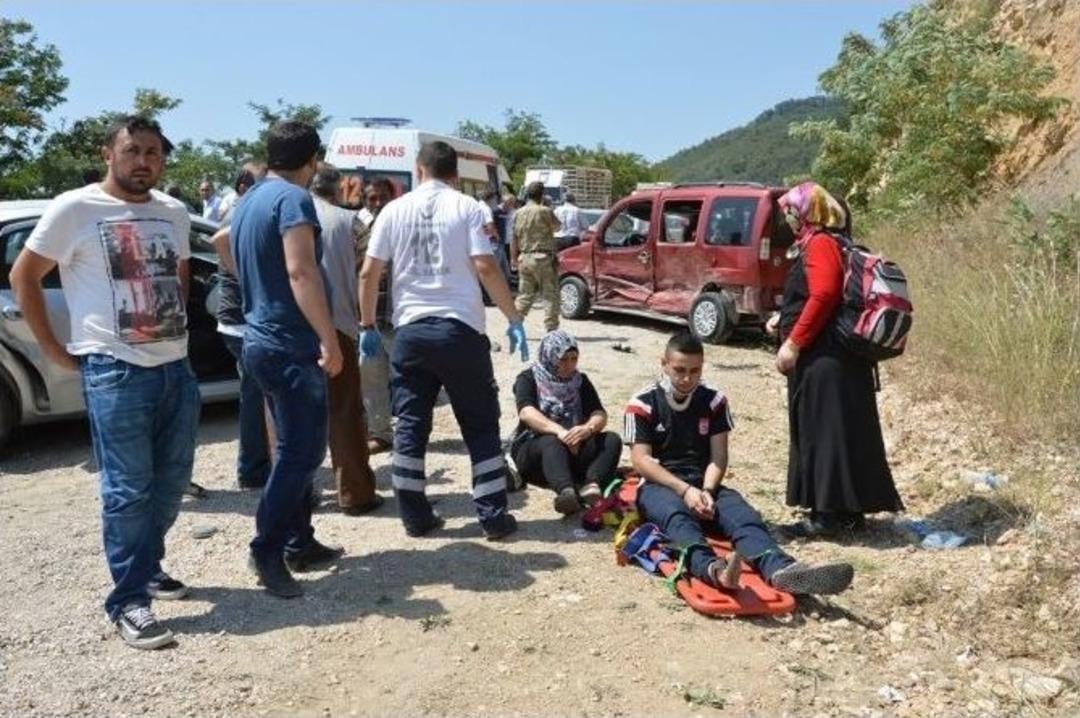 Niksar&rsquo;da Zincirleme Trafik Kazası: 10 Yaralı