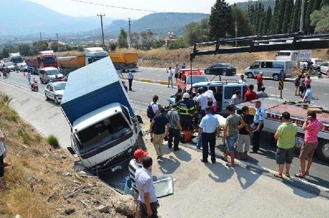 Kamyonete Çarpmamak Için Direksiyon Kırdı, Kamyonla Çarpıştı: 2 Yaralı