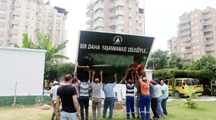 'kırmızılı Kadın' Şimdi Levhada