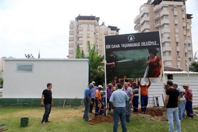 'kırmızılı Kadın' Şimdi Levhada