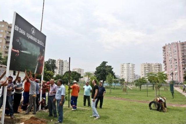 'kırmızılı Kadın' Şimdi Levhada