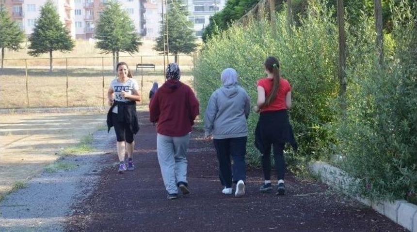 4 Eyl&uuml;l Mahallesi&rsquo;ndeki Toprak Saha Temizlendi