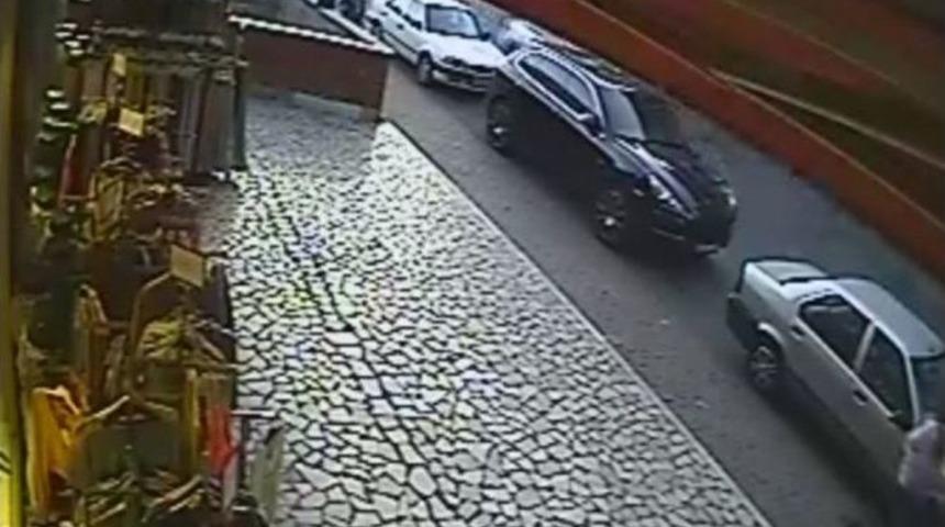 Yaşlı Kadın Unutulan &Ccedil;antayı Alıp Ka&ccedil;tı