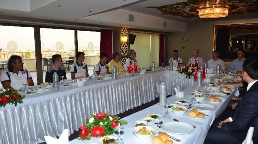 Başkan Kafaoğlu Milli Bisiklet&ccedil;ilere Yemek Verdi