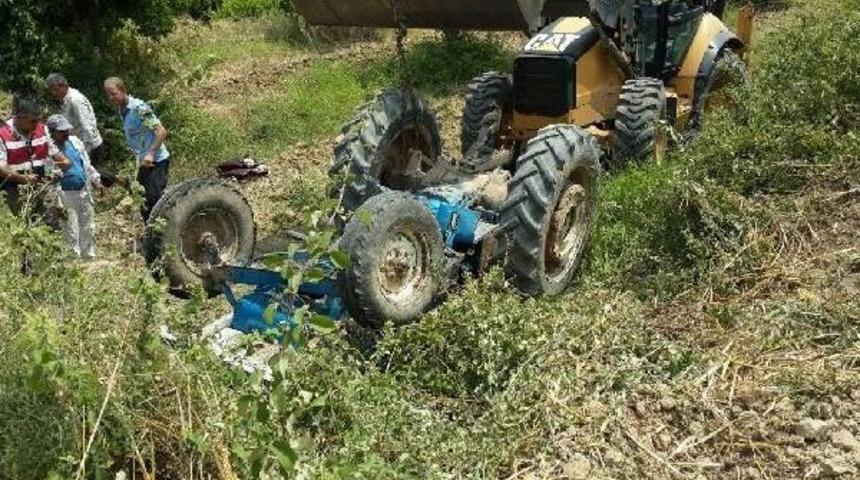 Devrilen Trakt&ouml;r&uuml;n Altında Kalan &Ccedil;ift&ccedil;i &Ouml;ld&uuml;