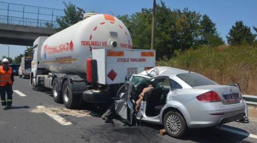 Gaz Y&uuml;kl&uuml; Tankere Arkadan &Ccedil;arpan Otomobilin S&uuml;r&uuml;c&uuml;s&uuml; &Ouml;ld&uuml;