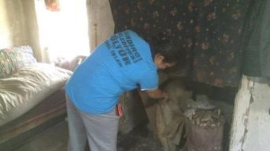 Sındırgı&rsquo;da Evde Temizlik Hizmeti Devam Ediyor