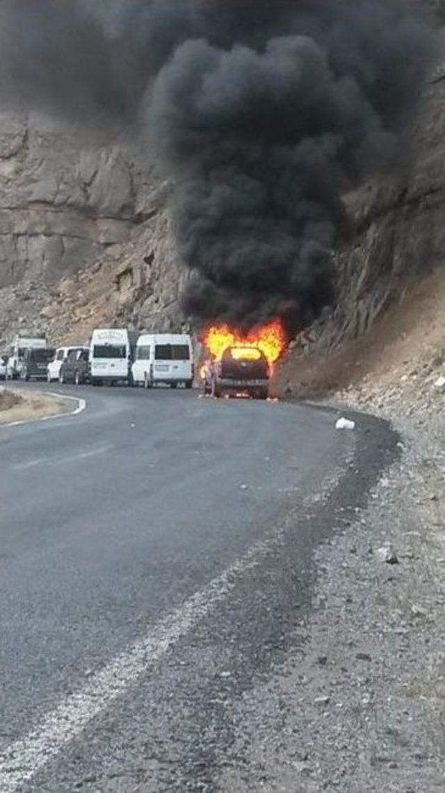 Pkk İki Aracı Ateşe Verdi