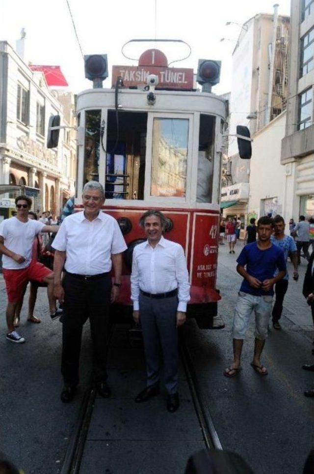 Ab Bakanı Bozkır Tramvaya Bindi, İstiklal Caddesi'nde Dolaştı