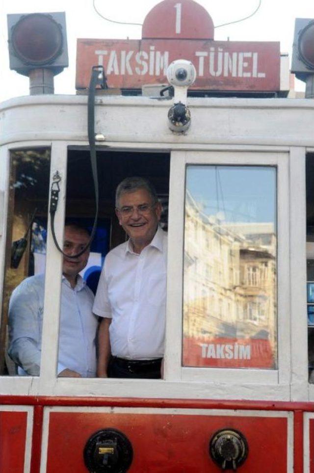 Ab Bakanı Bozkır Tramvaya Bindi, İstiklal Caddesi'nde Dolaştı