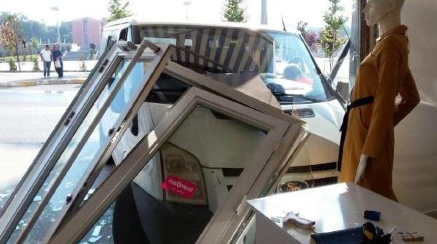 Minib&uuml;s Mağazaya Girdi