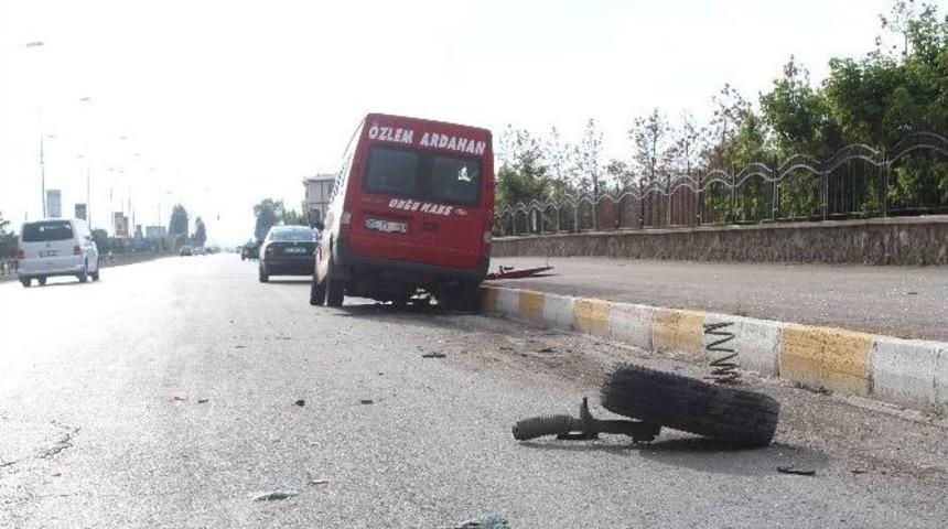 Servis Aracı 2 Otomobile &Ccedil;arptı: 8 Yaralı