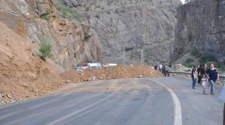 Pkk, Hakkari-Çukurca Karayolunda 2 Araç Yaktı