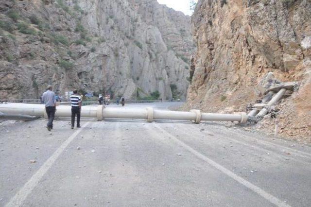 Pkk, Hakkari-Çukurca Karayolunda 2 Araç Yaktı