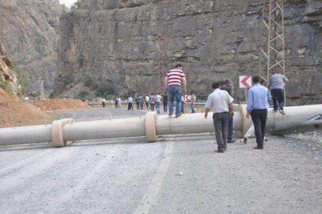 Pkk, Hakkari-Çukurca Karayolunda 2 Araç Yaktı