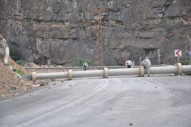 Pkk, Hakkari-Çukurca Karayolunda 2 Araç Yaktı