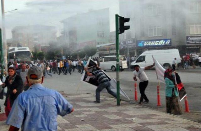 Van'da Hdp'nin Protesto Yürüyüşüne Polis Müdahalesi