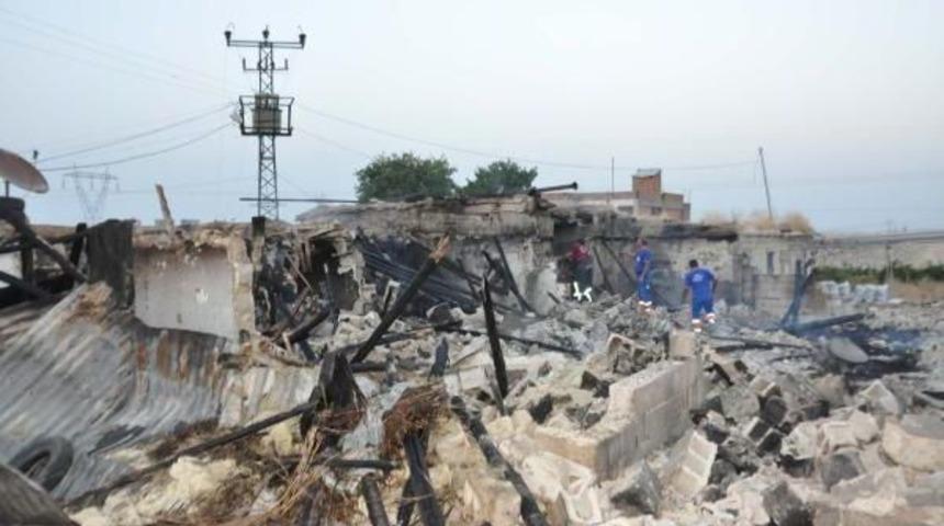 Adıyaman'da Yangında 2 Ev Ile Ahırdaki Eşyalar Yandı