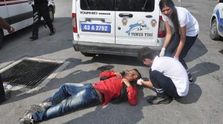 İş&ccedil;ilerle Seyyar Satıcıların 'kaldırıma Basma' Kavgası: 12 Yaralı