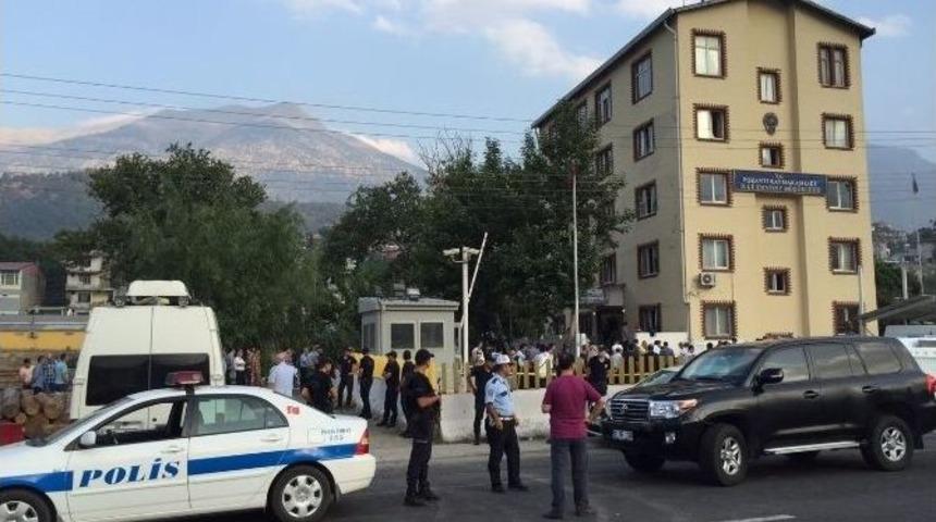 Adana&rsquo;da Emniyet M&uuml;d&uuml;rl&uuml;ğ&uuml;ne Saldırı: 2 Şehit