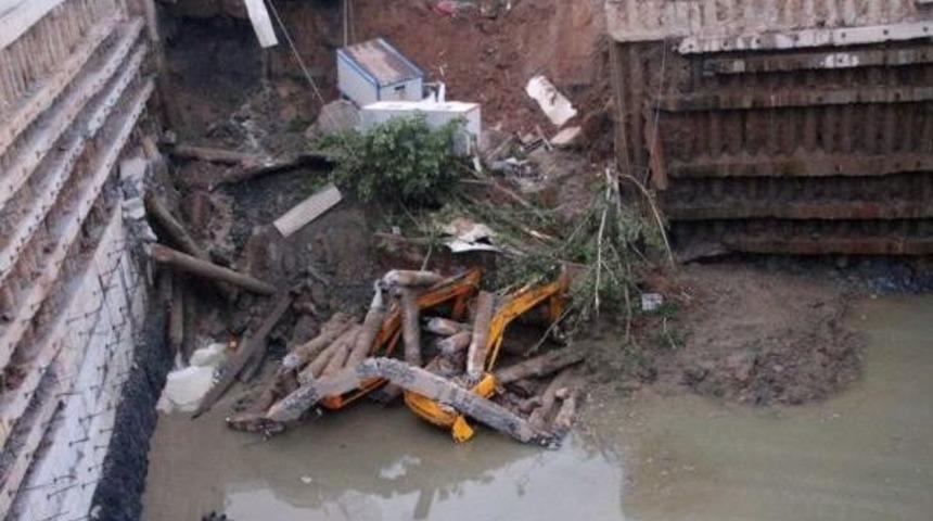 Sarıyer'de &Uuml;niversite Yurdu Inşaatında Toprak Kayması Meydana Geldi