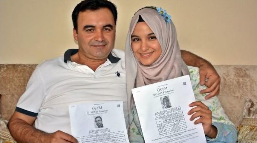 Kızına Moral Vermek İ&ccedil;in Girdiği &Uuml;niversite Sınavında 22 Yıllık Hayali Ger&ccedil;ekleşti